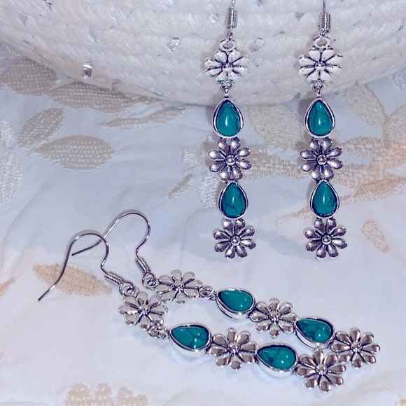 NWT Silver Flowers w/Turquoise Dangling Earrings- About 2.5” Long- Cute w/Jeans - Picture 11 of 16